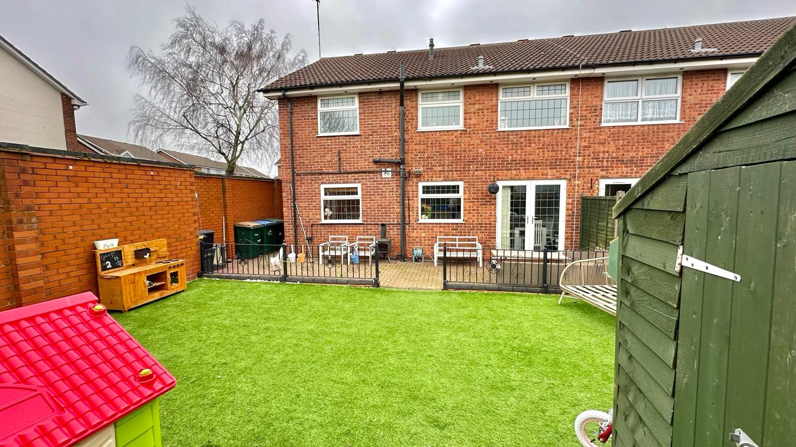 4 bedroom semi-detached house Sold in Coventry - Photograph 23.