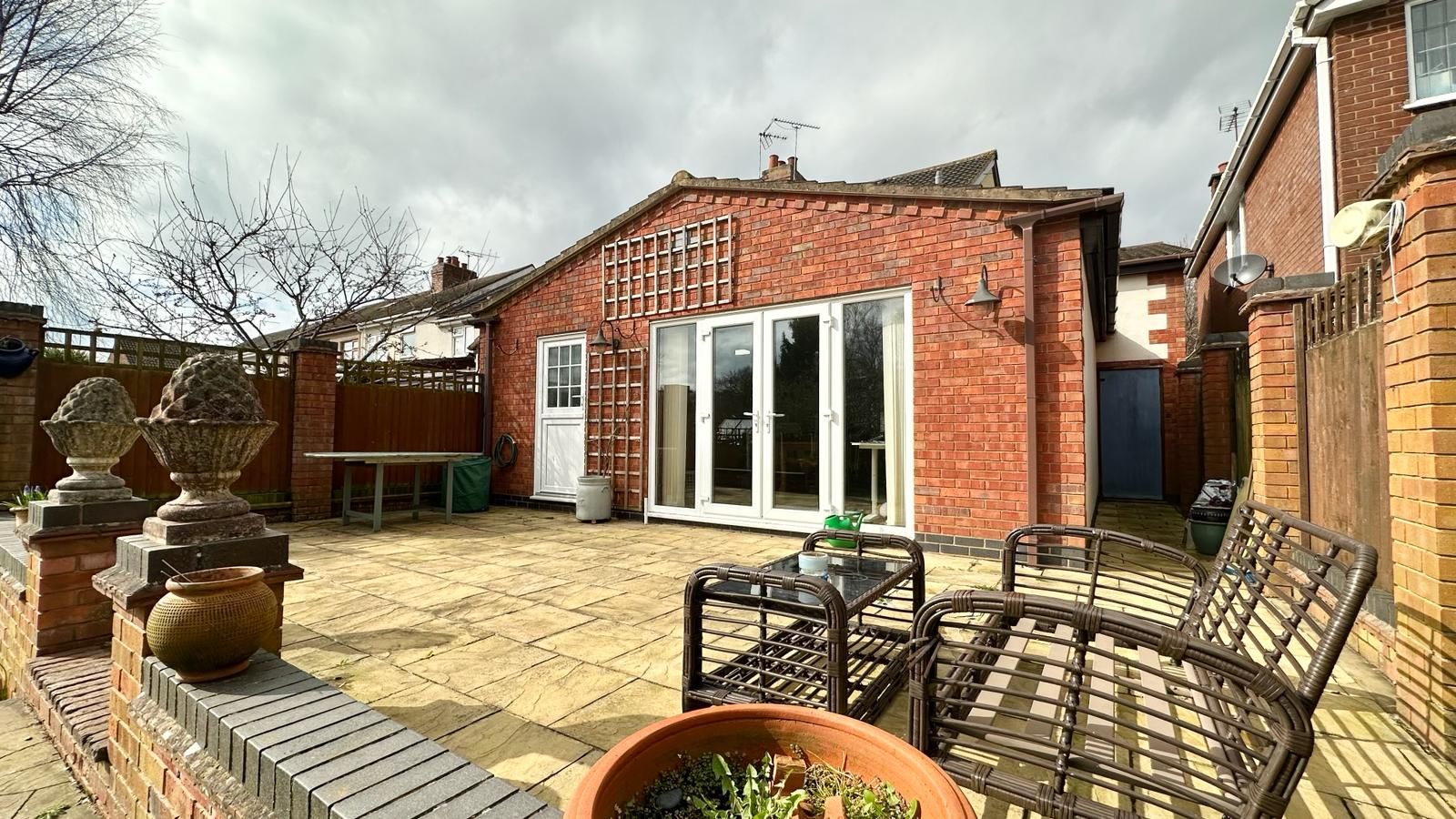 3 bedroom semi-detached house Sold in Coventry - Photograph 21.