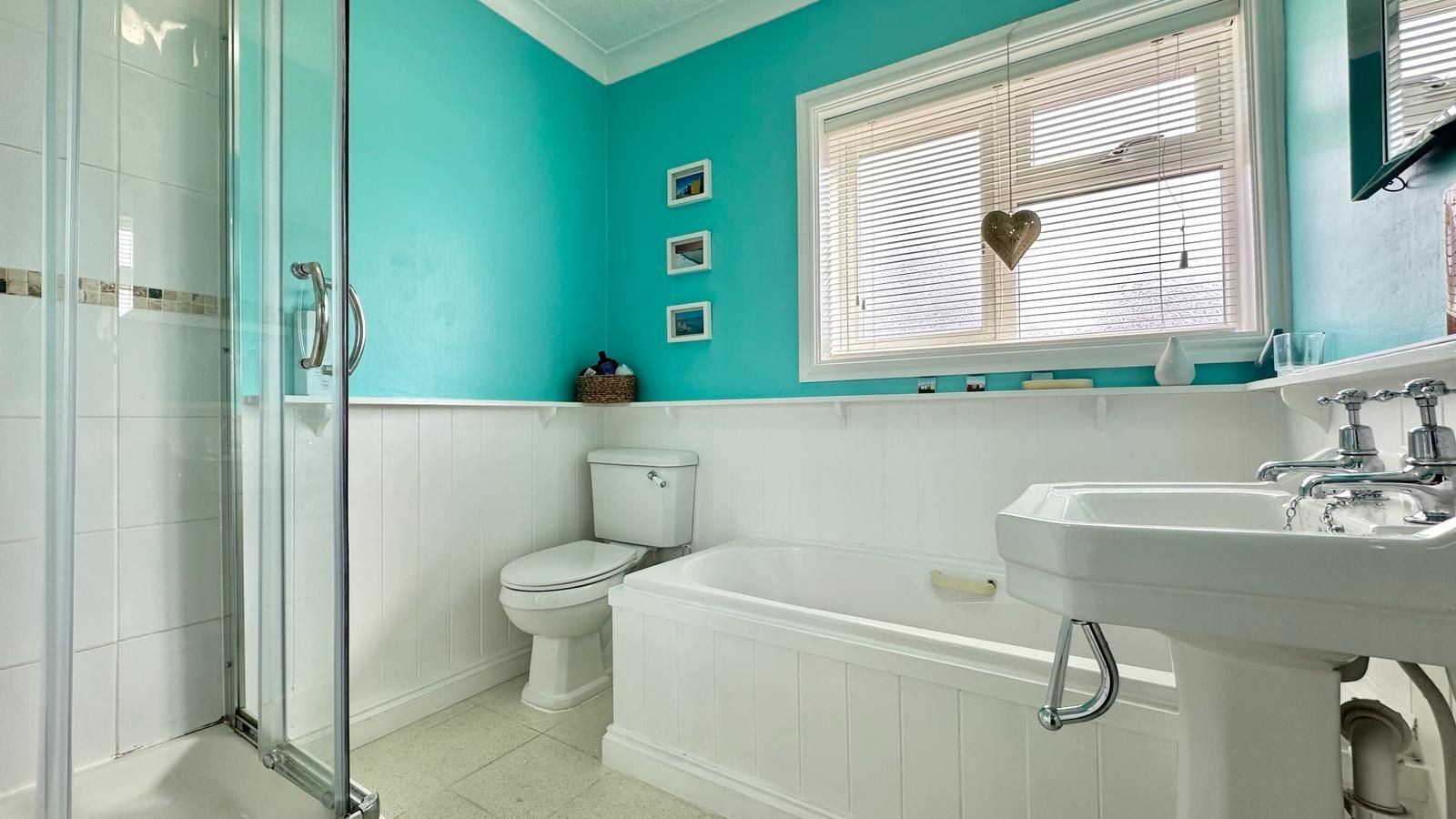 3 bedroom semi-detached house Sold in Coventry - Photograph 18.