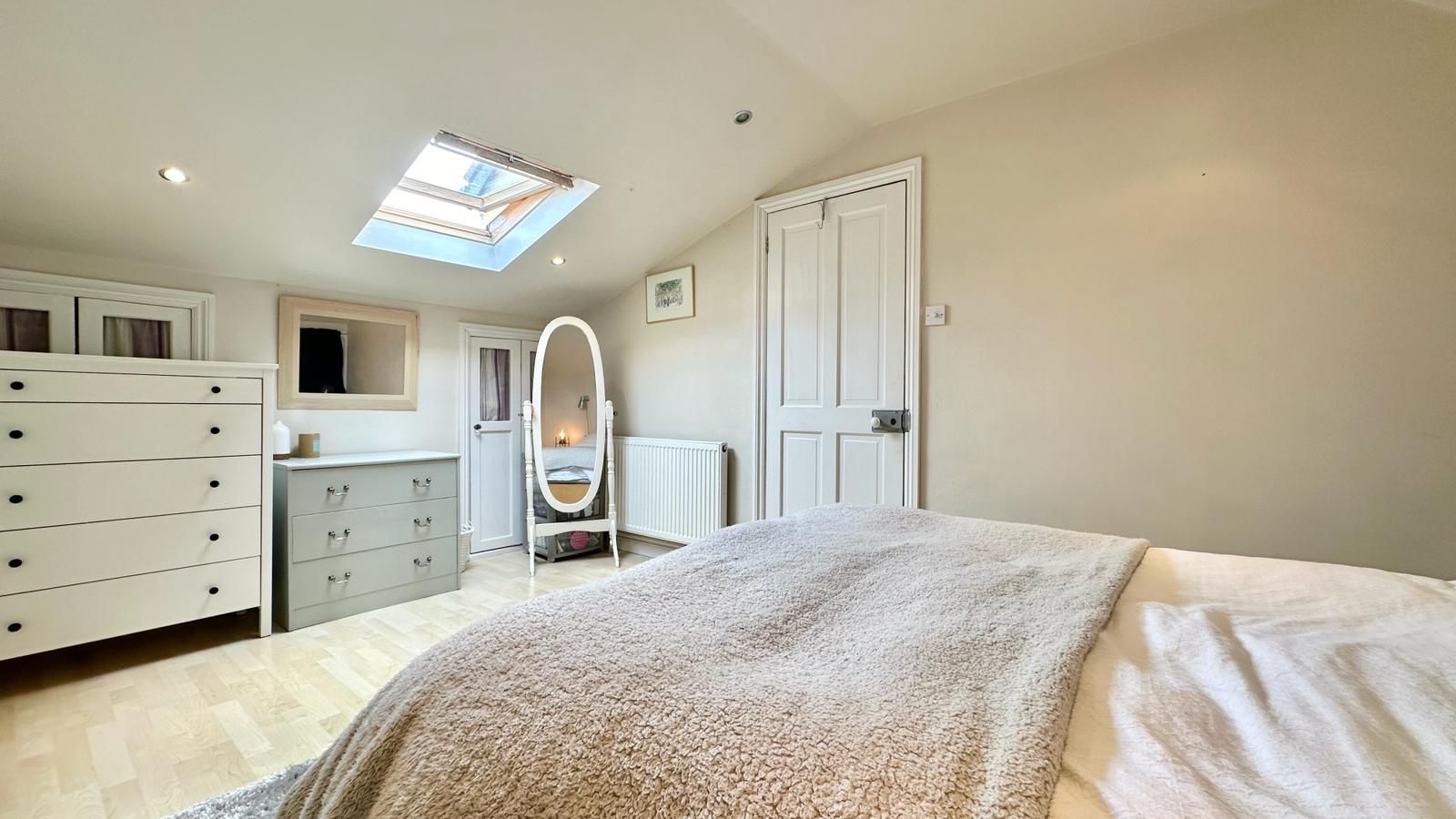 3 bedroom semi-detached house Sold in Coventry - Photograph 15.
