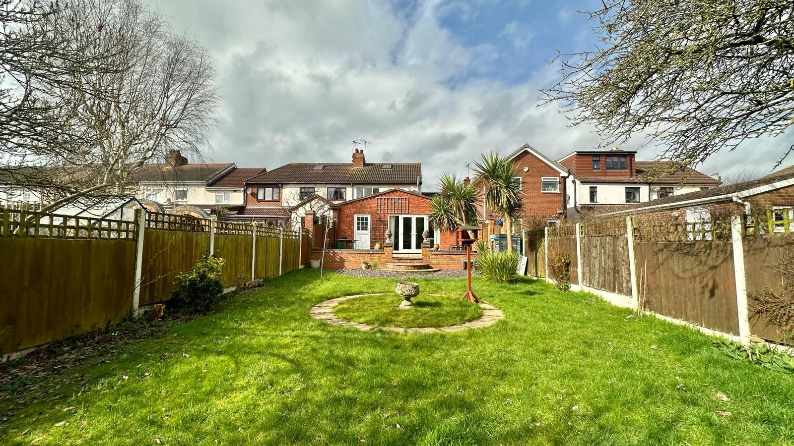 3 bedroom semi-detached house Sold in Coventry - Photograph 24.