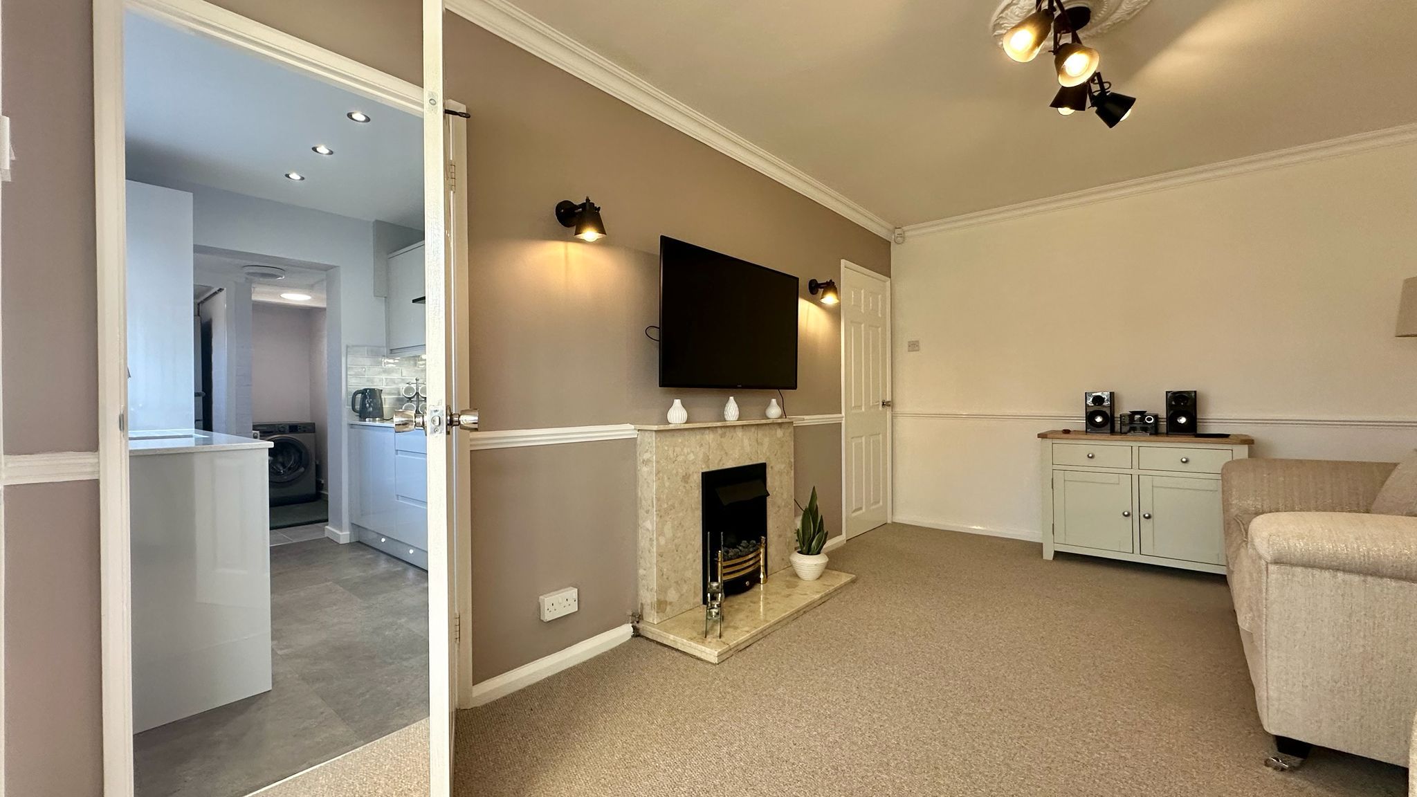 2 bedroom semi-detached bungalow For Sale in Coventry - Photograph 4.