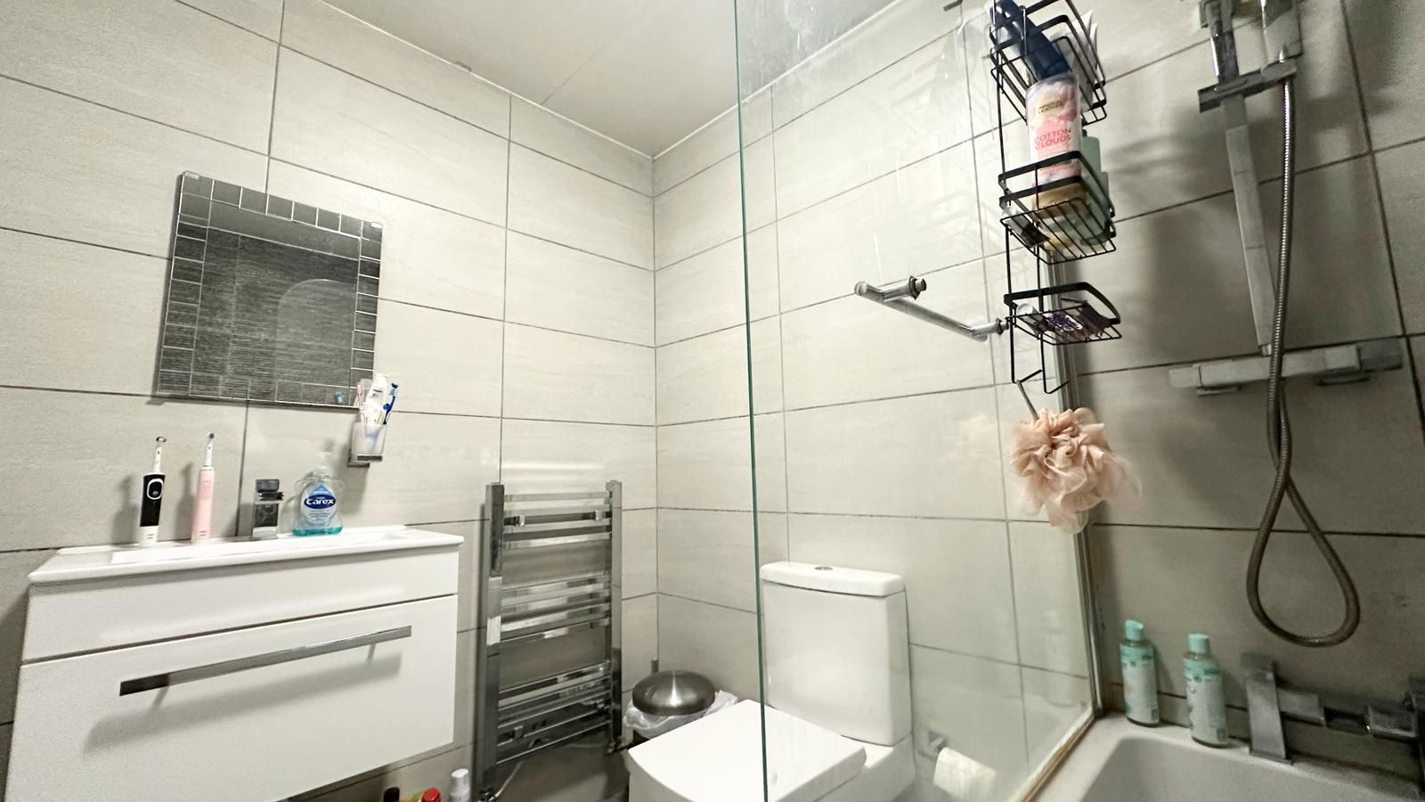 3 bedroom semi-detached house Sold in Coventry - Bathroom.