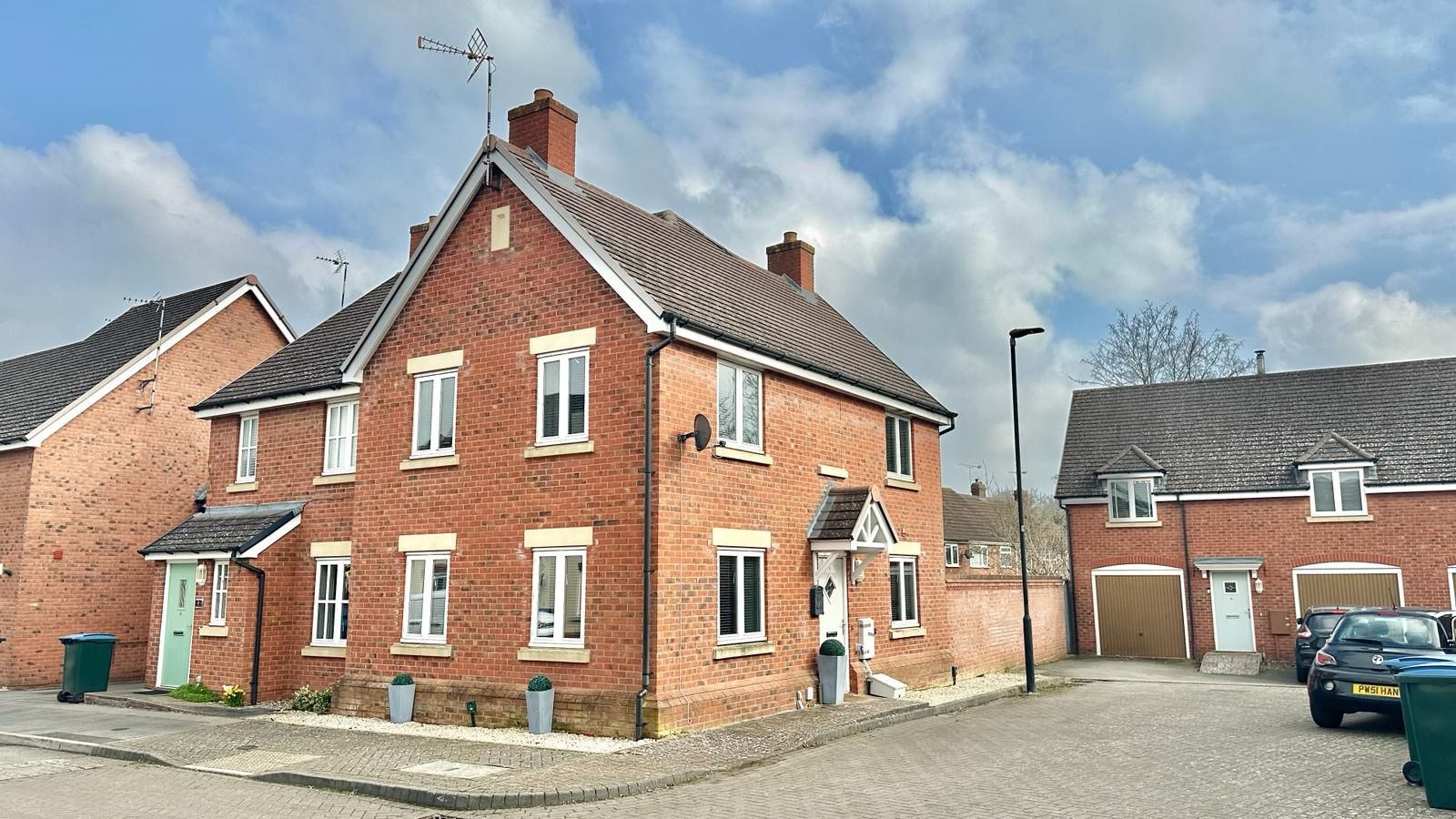 3 bedroom semi-detached house Sold in Coventry - Front.