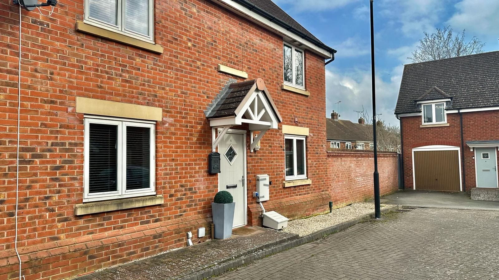3 bedroom semi-detached house Sold in Coventry - Garage.