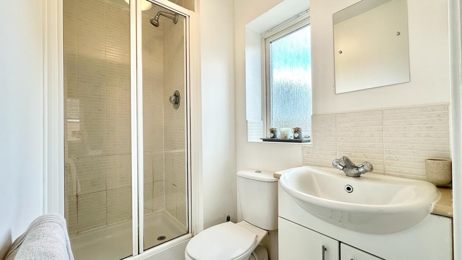 3 bedroom semi-detached house Sold in Coventry - En-suite.