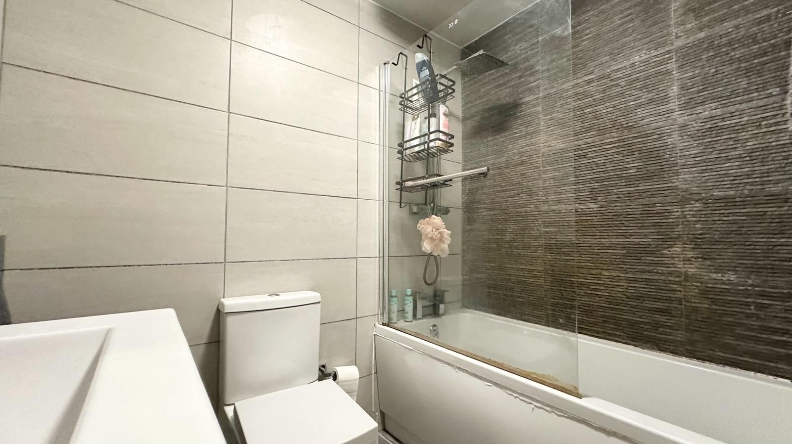 3 bedroom semi-detached house Sold in Coventry - Bathroom.