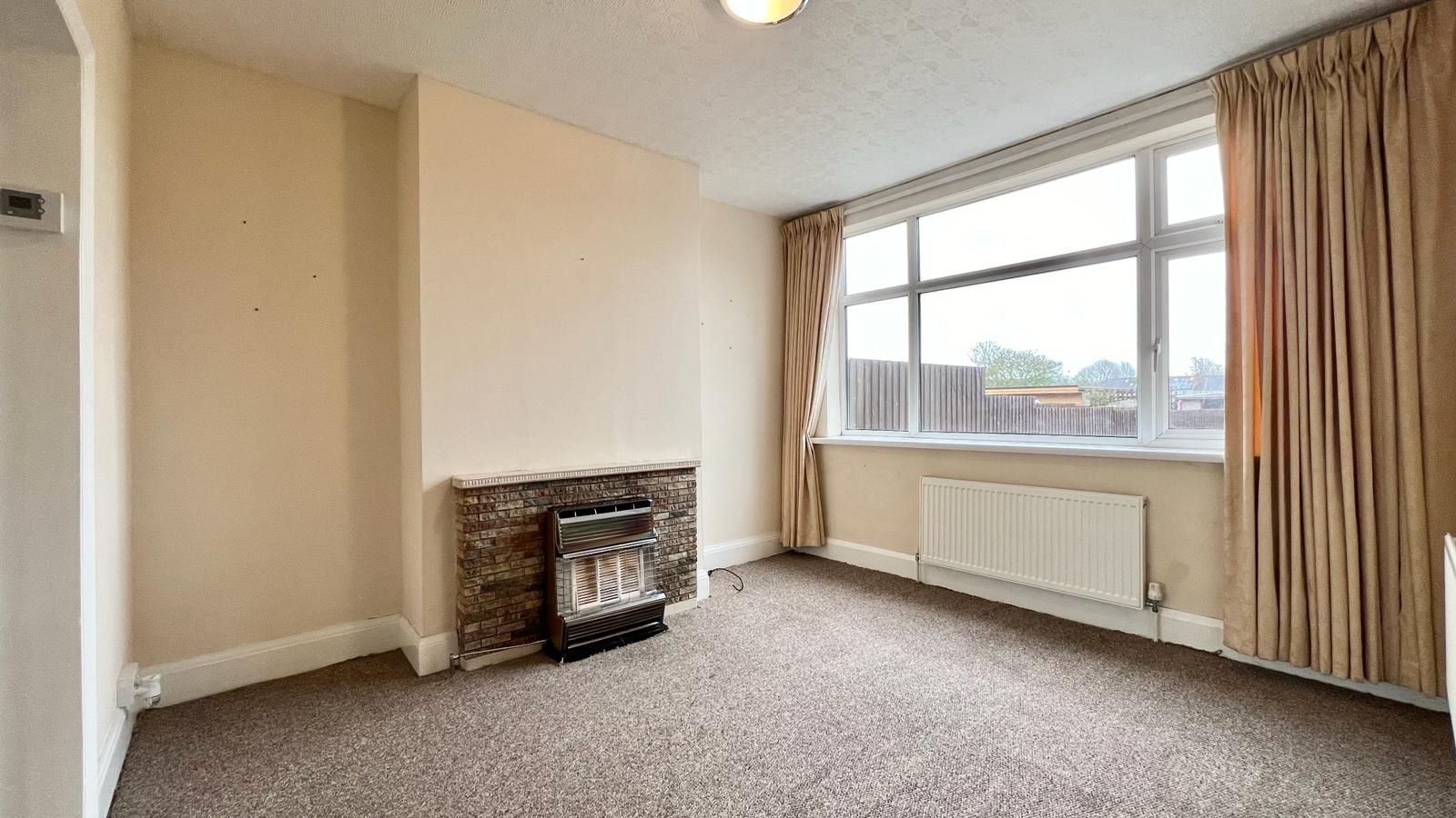 3 bedroom mid terraced house Sold in Coventry - Photograph 3.