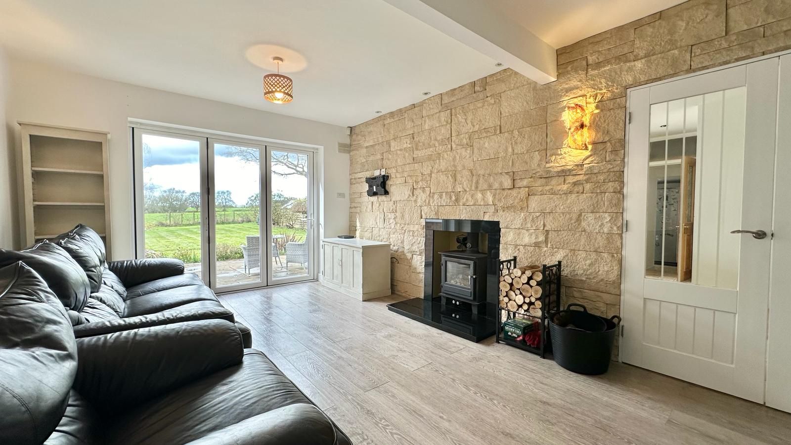 4 bedroom detached bungalow Sold in Coventry - Photograph 7.