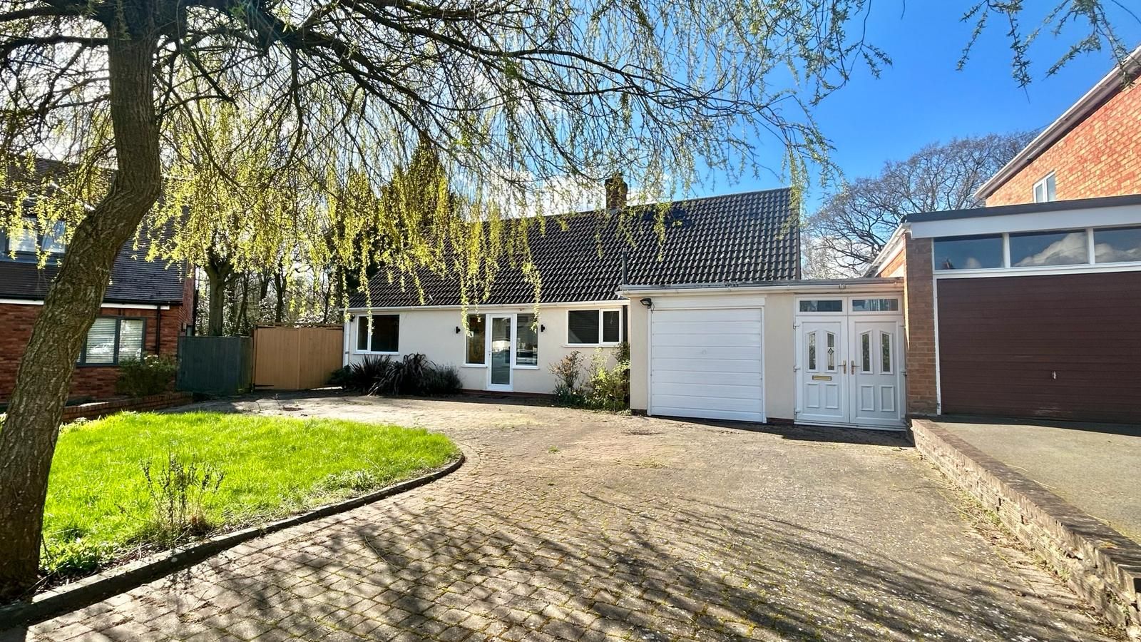 4 bedroom detached bungalow Sold in Coventry - Photograph 1.