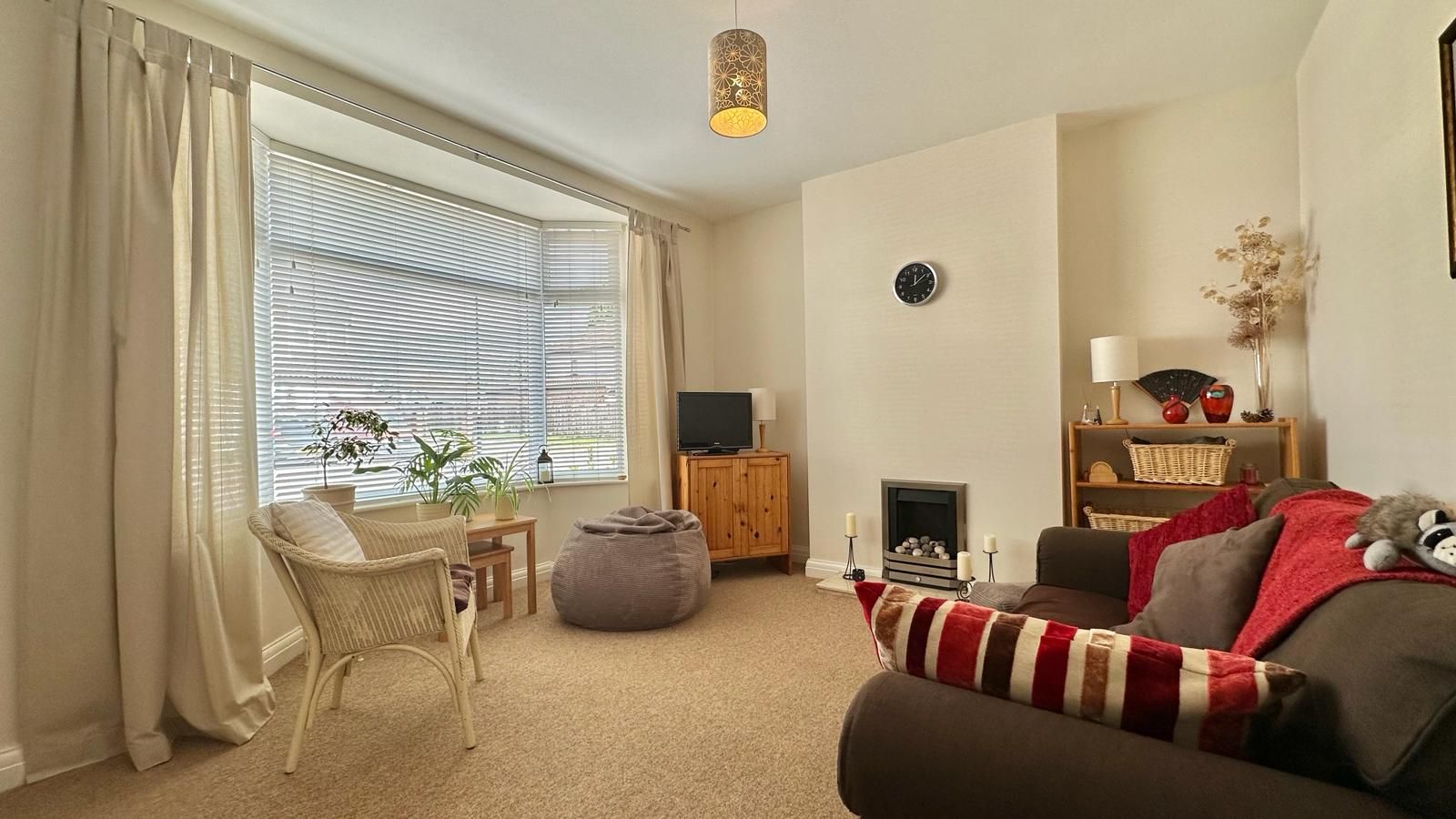3 bedroom semi-detached house Sold in Coventry - Photograph 5.