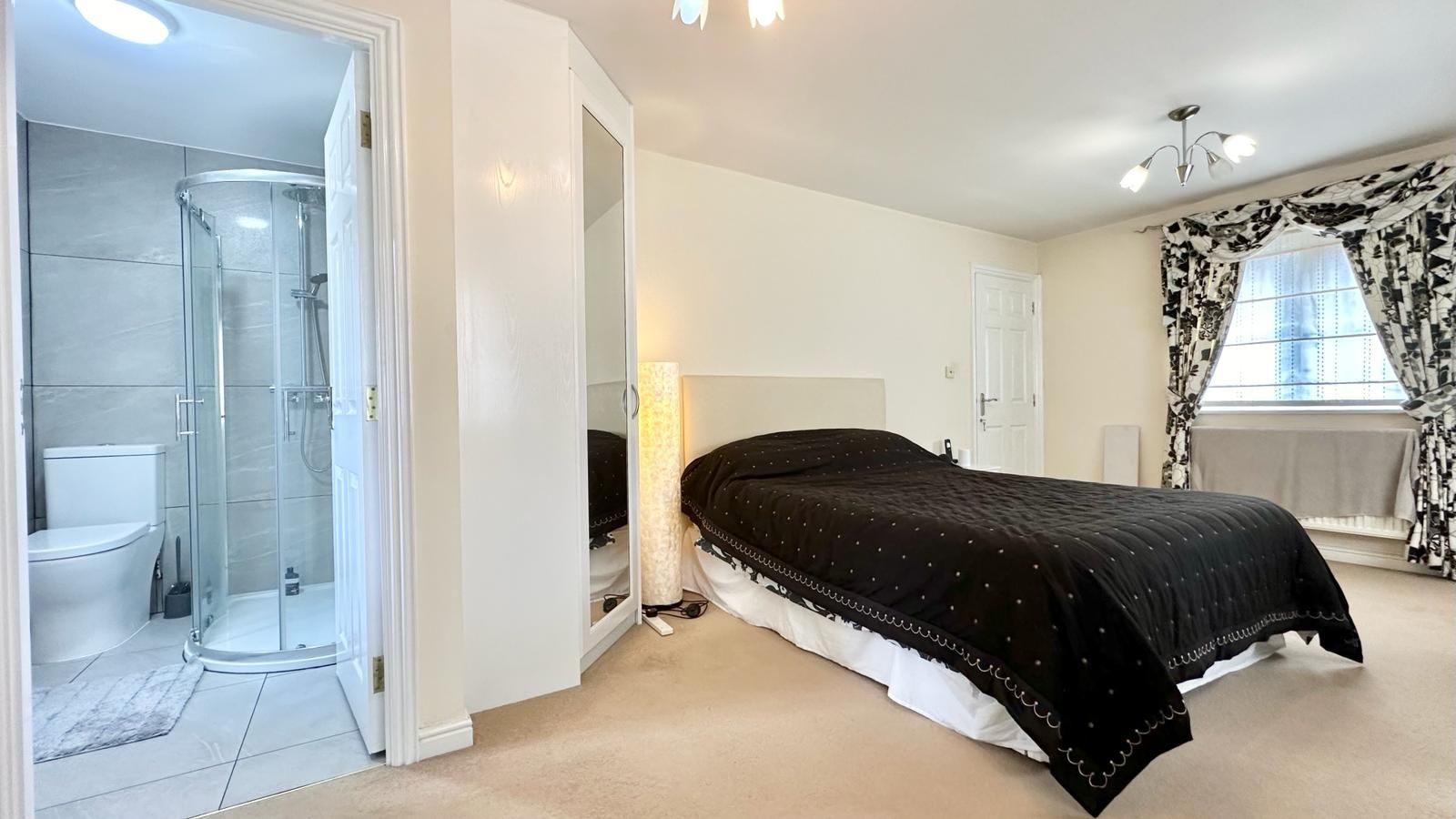 5 bedroom detached house Sold in Coventry - Photograph 16.
