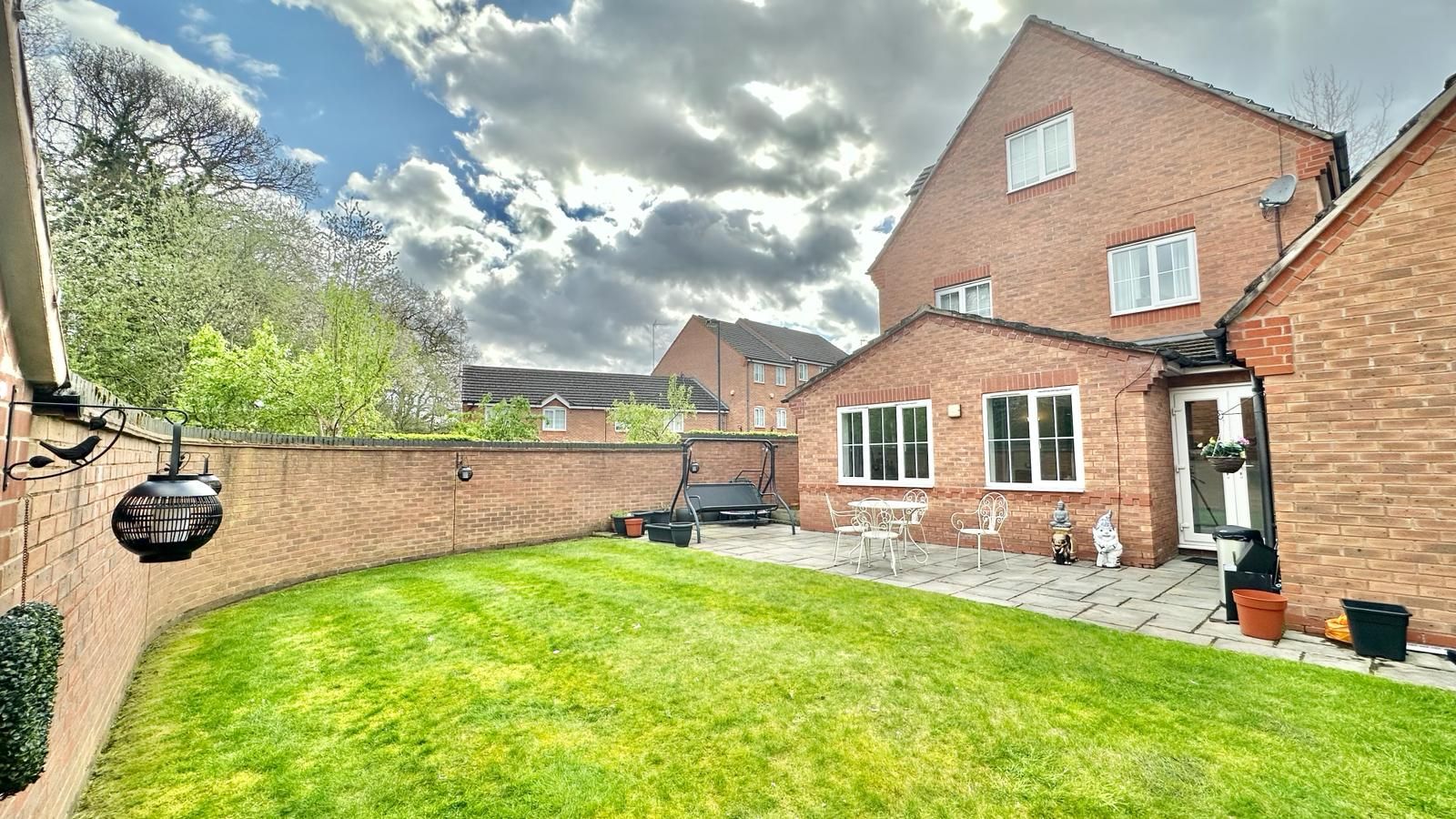 5 bedroom detached house Sold in Coventry - Photograph 24.