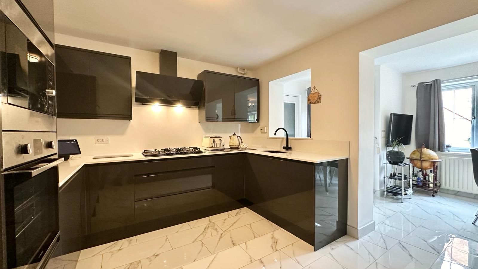 5 bedroom detached house Sold in Coventry - Photograph 5.