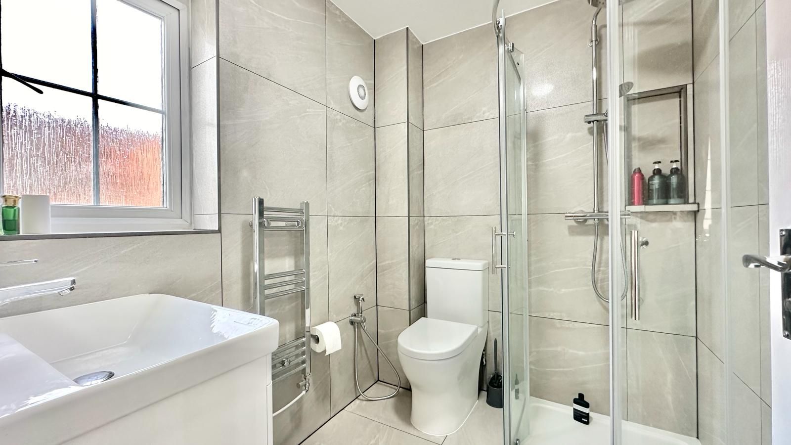 5 bedroom detached house Sold in Coventry - Photograph 17.