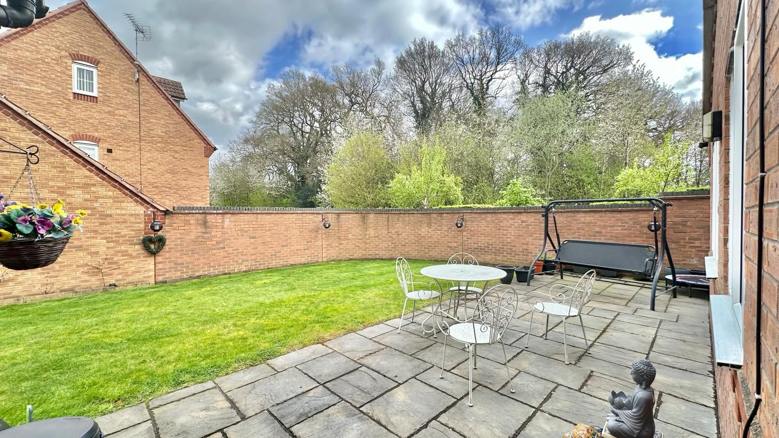5 bedroom detached house Sold in Coventry - Photograph 27.