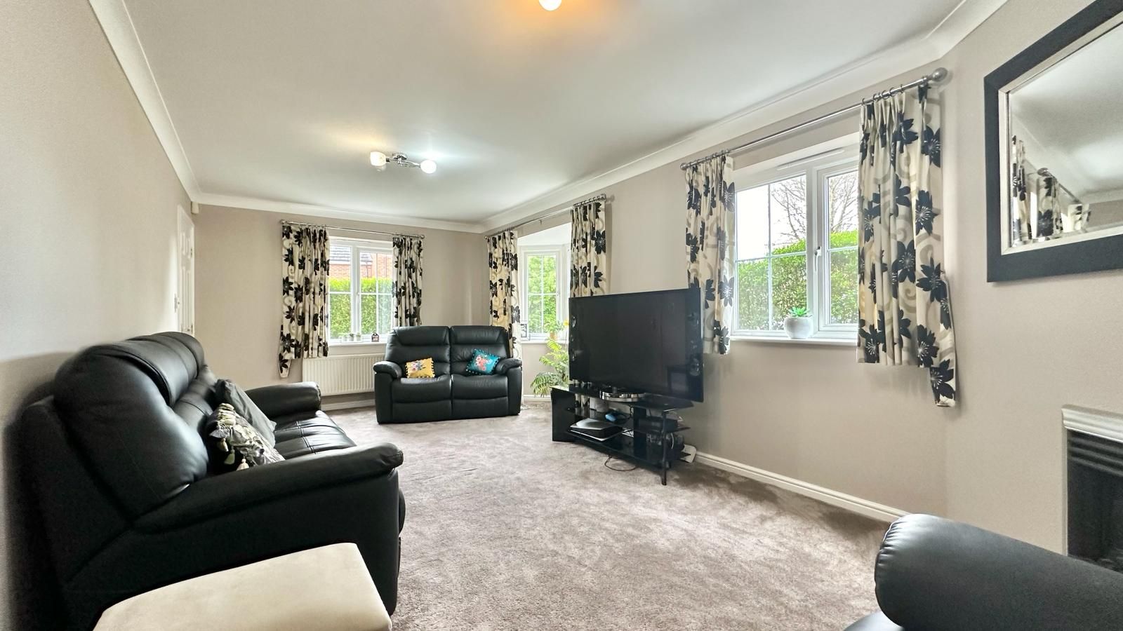 5 bedroom detached house Sold in Coventry - Photograph 7.