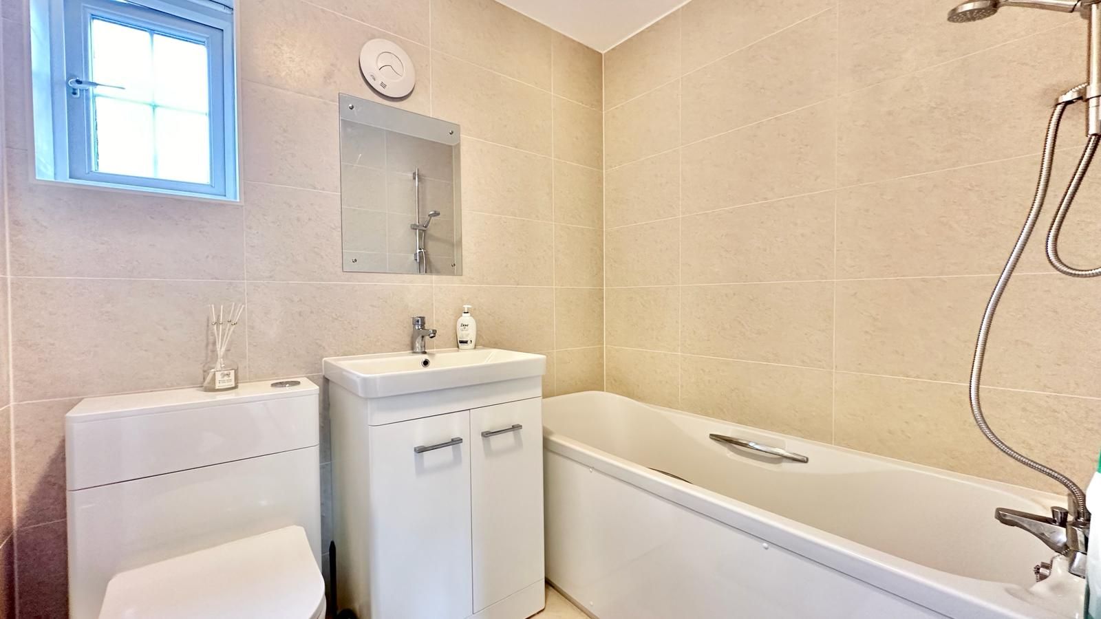 5 bedroom detached house Sold in Coventry - Photograph 22.