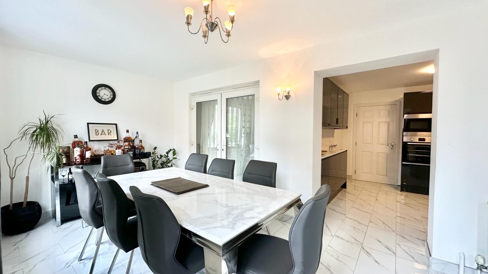 5 bedroom detached house Sold in Coventry - Photograph 2.