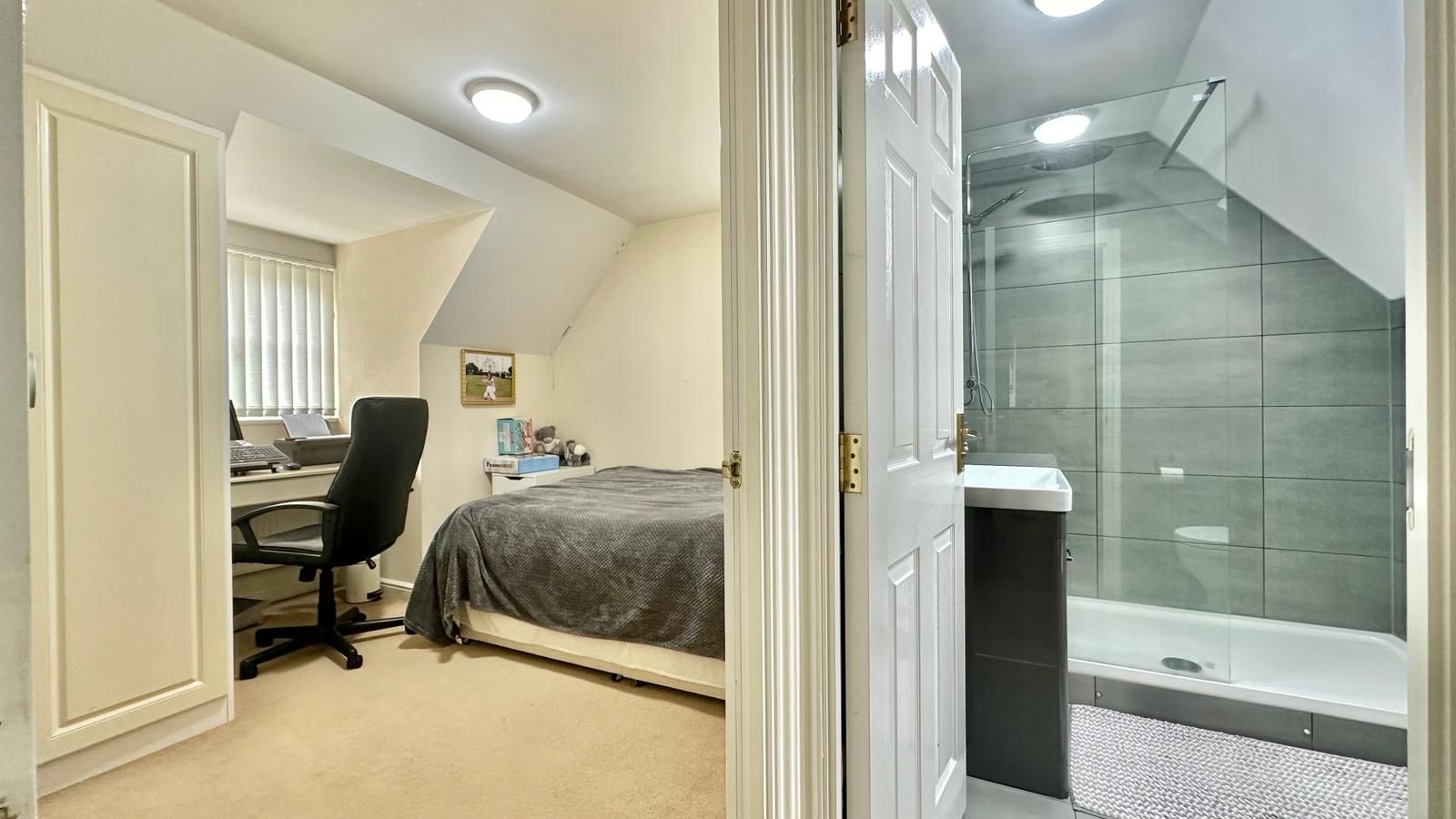 5 bedroom detached house Sold in Coventry - Photograph 19.