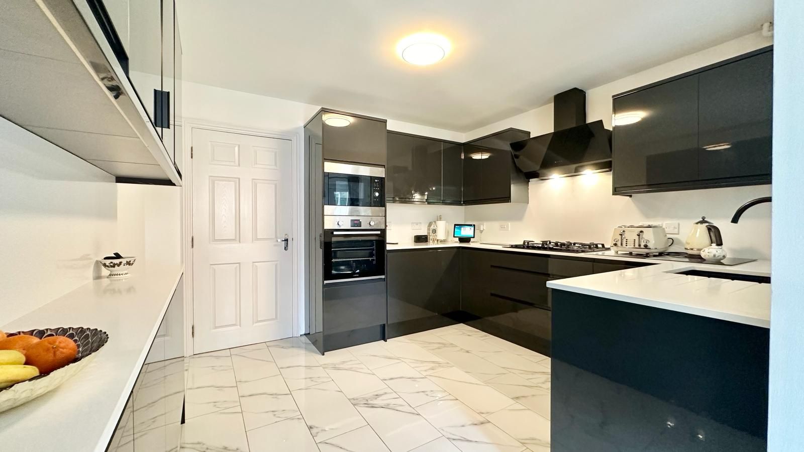 5 bedroom detached house Sold in Coventry - Photograph 4.
