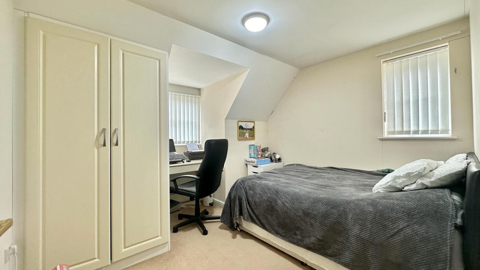5 bedroom detached house Sold in Coventry - Photograph 17.