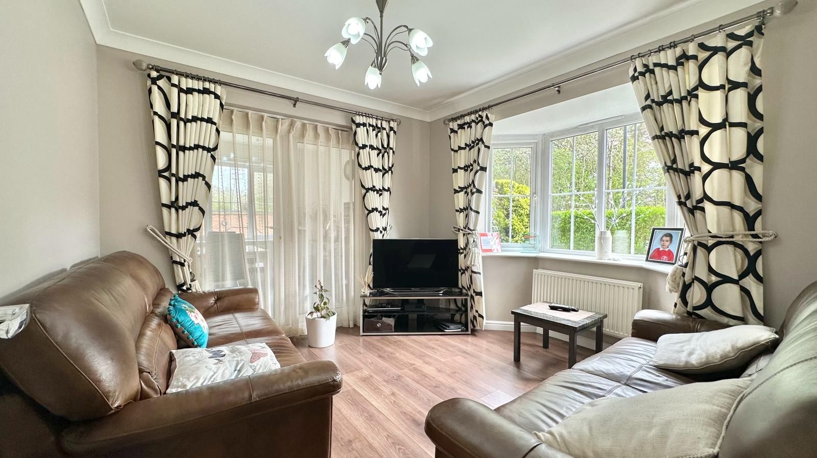 5 bedroom detached house Sold in Coventry - Photograph 9.