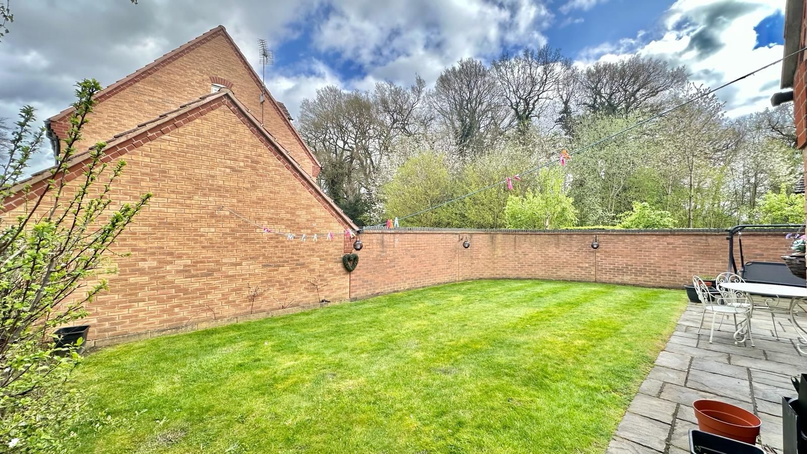 5 bedroom detached house Sold in Coventry - Photograph 26.