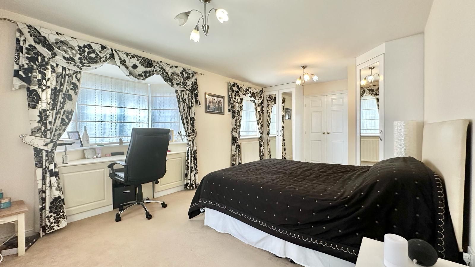 5 bedroom detached house Sold in Coventry - Photograph 14.