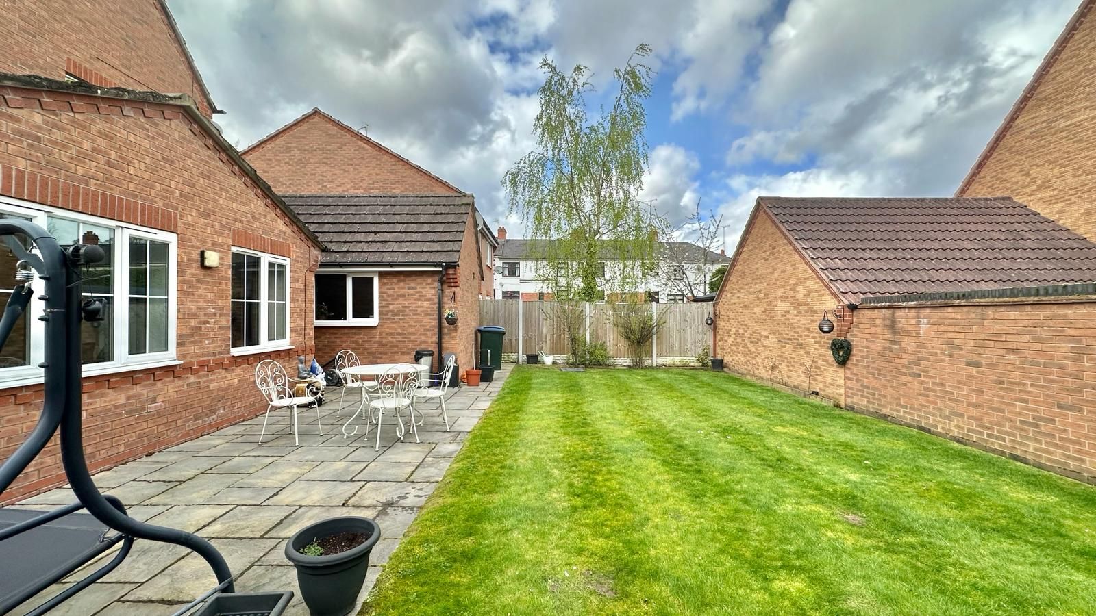 5 bedroom detached house Sold in Coventry - Photograph 25.