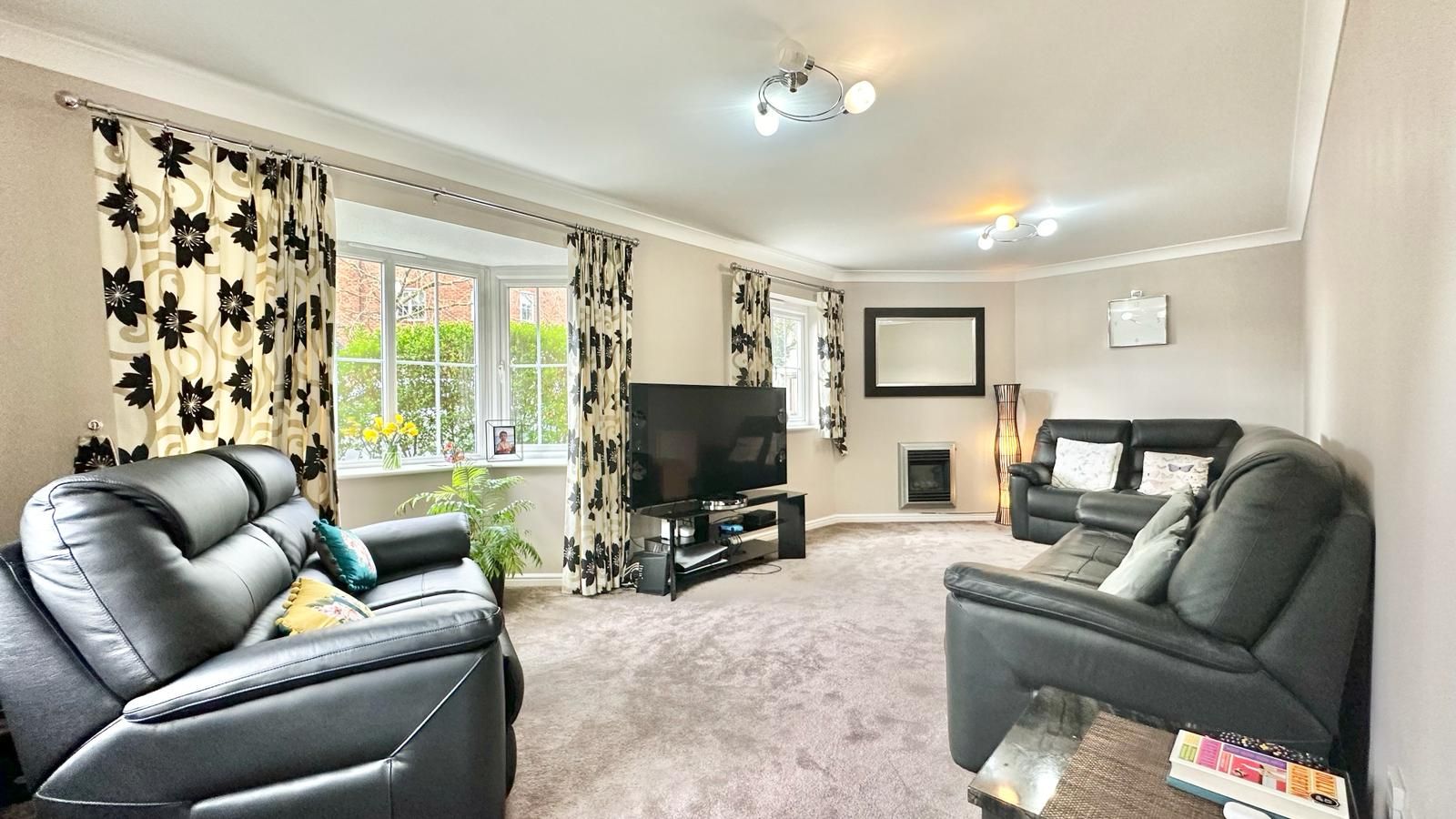 5 bedroom detached house Sold in Coventry - Photograph 6.