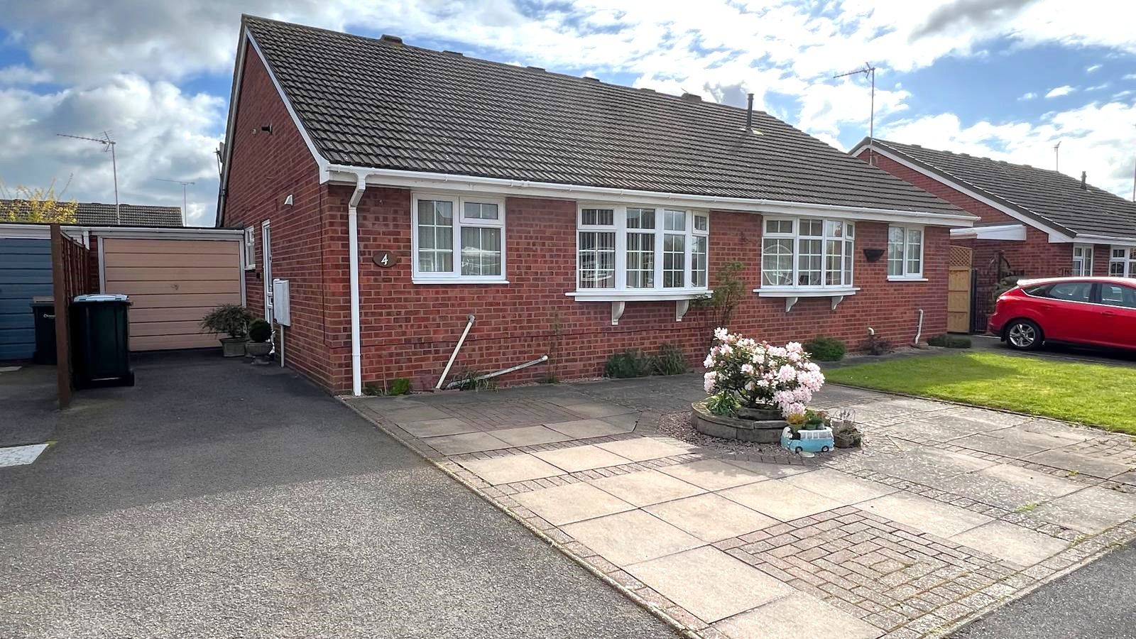 2 bedroom semi-detached bungalow Sold in Coventry - Photograph 4.