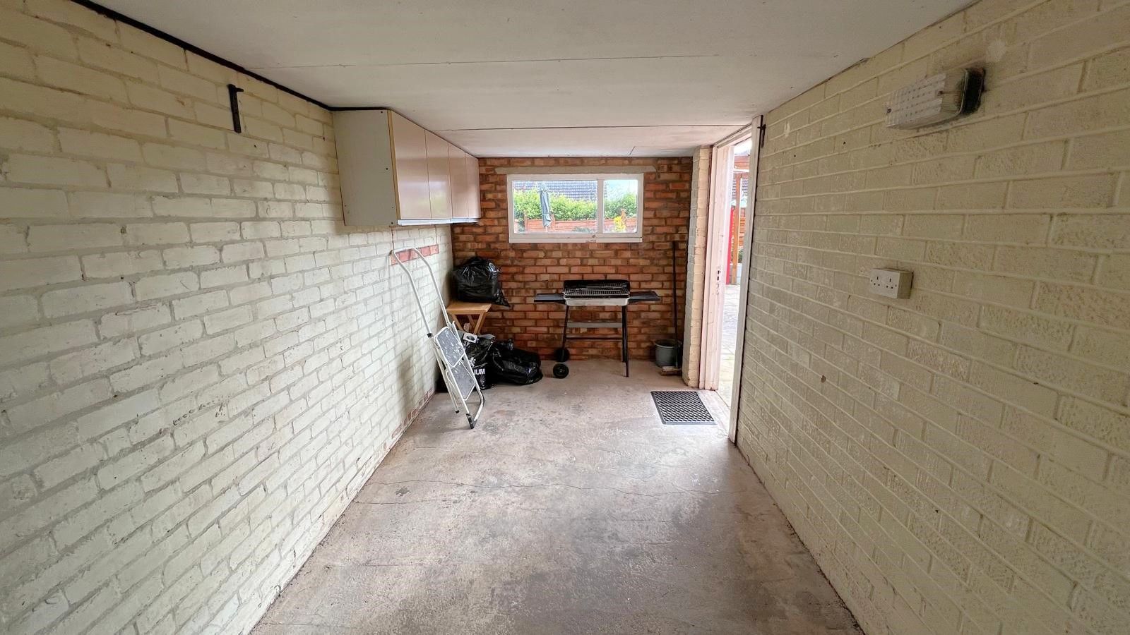 2 bedroom semi-detached bungalow Sold in Coventry - Photograph 6.