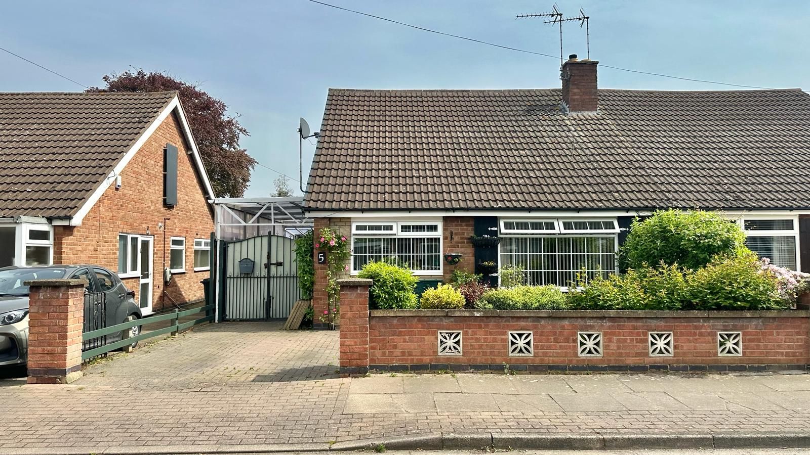 2 bedroom semi-detached bungalow Sold in Coventry - Photograph 1.