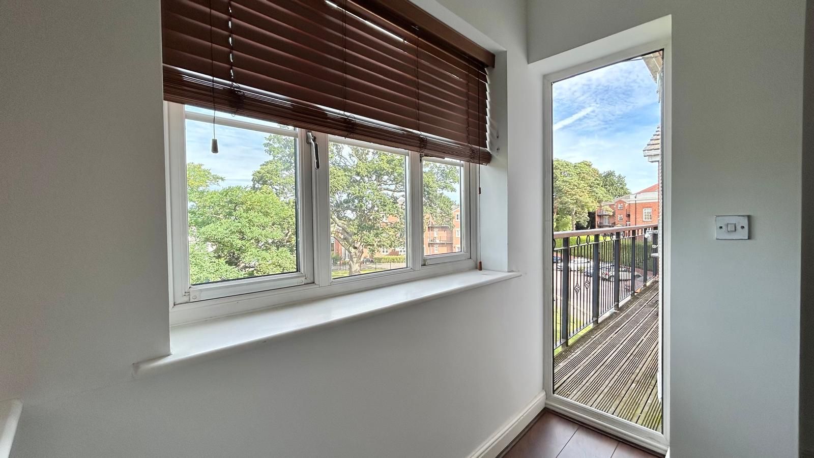 2 bedroom apartment flat/apartment Sold in Coventry - Photograph 4.