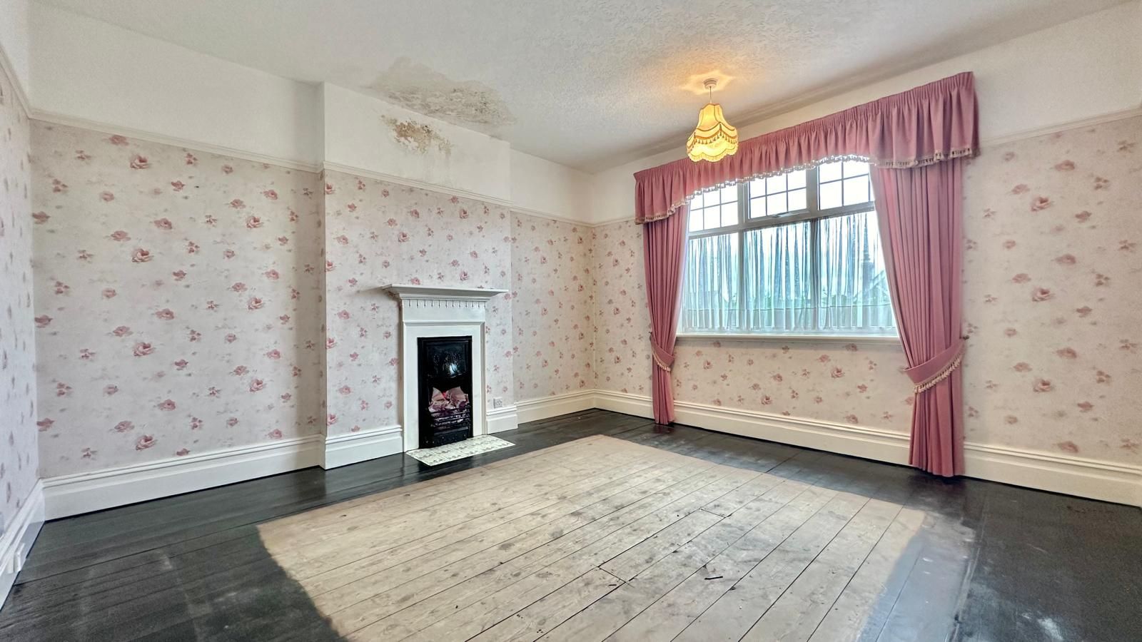 4 bedroom detached house Sold in Coventry - Photograph 13.