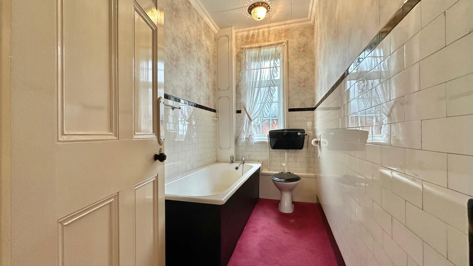 4 bedroom detached house Sold in Coventry - Photograph 15.