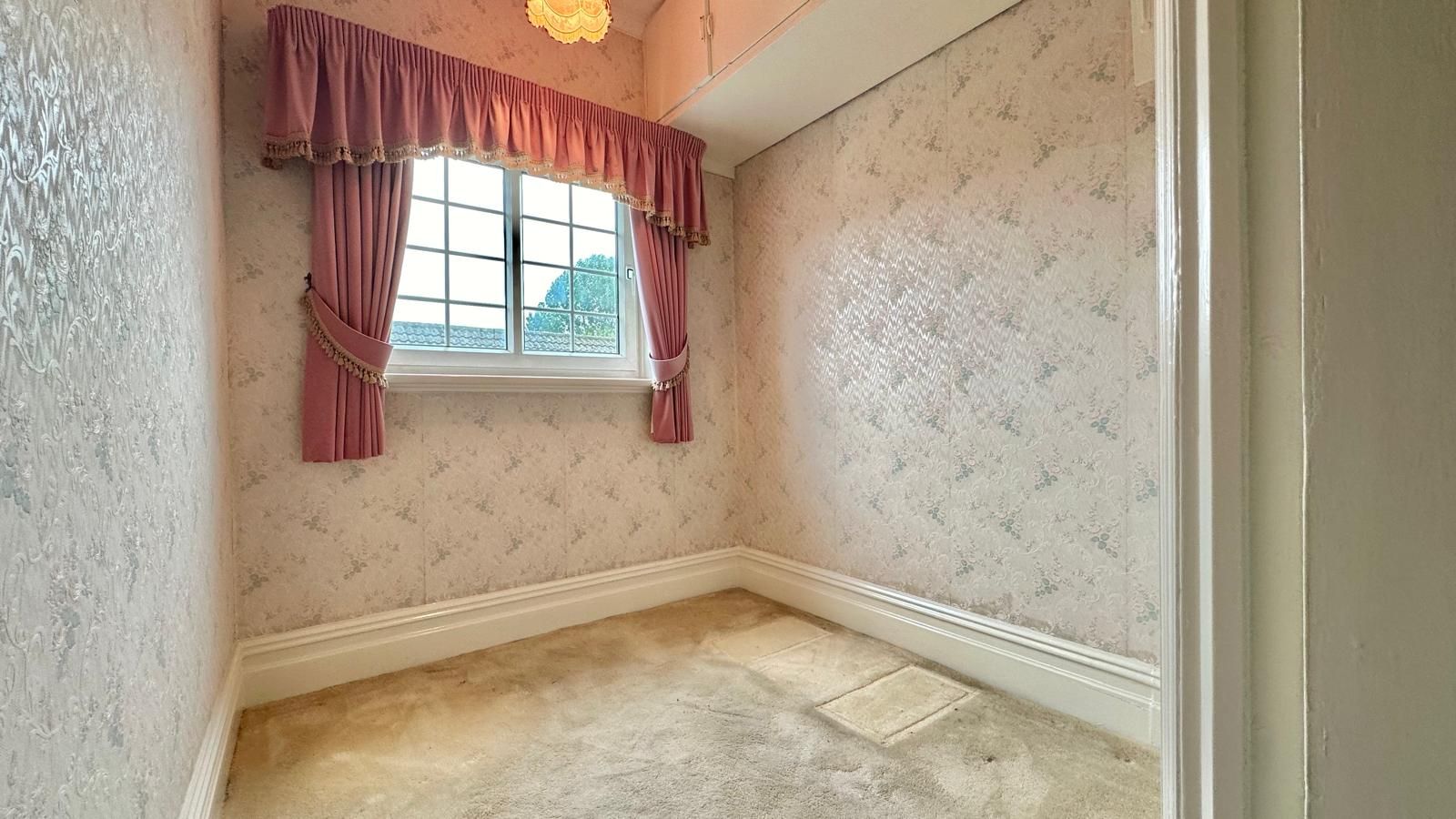 4 bedroom detached house Sold in Coventry - Photograph 22.