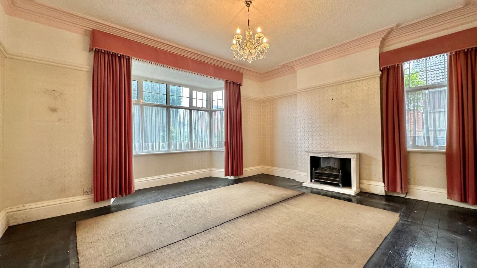 4 bedroom detached house Sold in Coventry - Photograph 6.