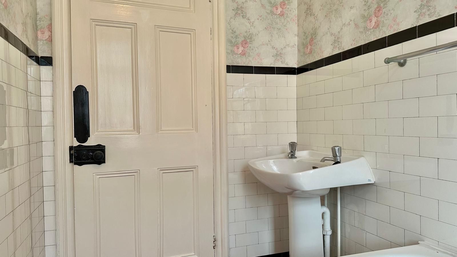 4 bedroom detached house Sold in Coventry - Photograph 16.