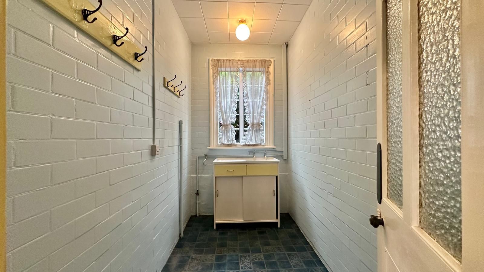 4 bedroom detached house Sold in Coventry - Photograph 20.