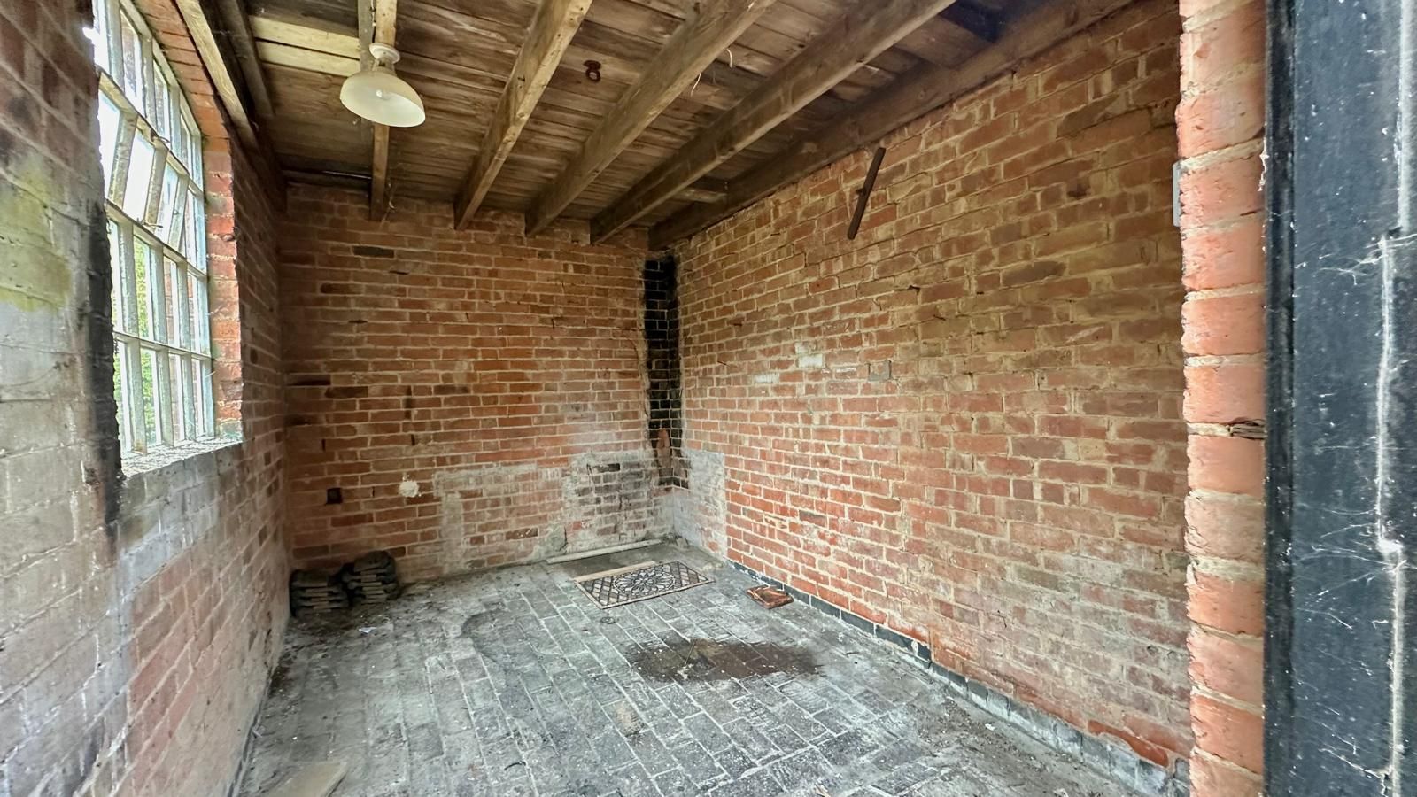 4 bedroom detached house Sold in Coventry - Photograph 24.