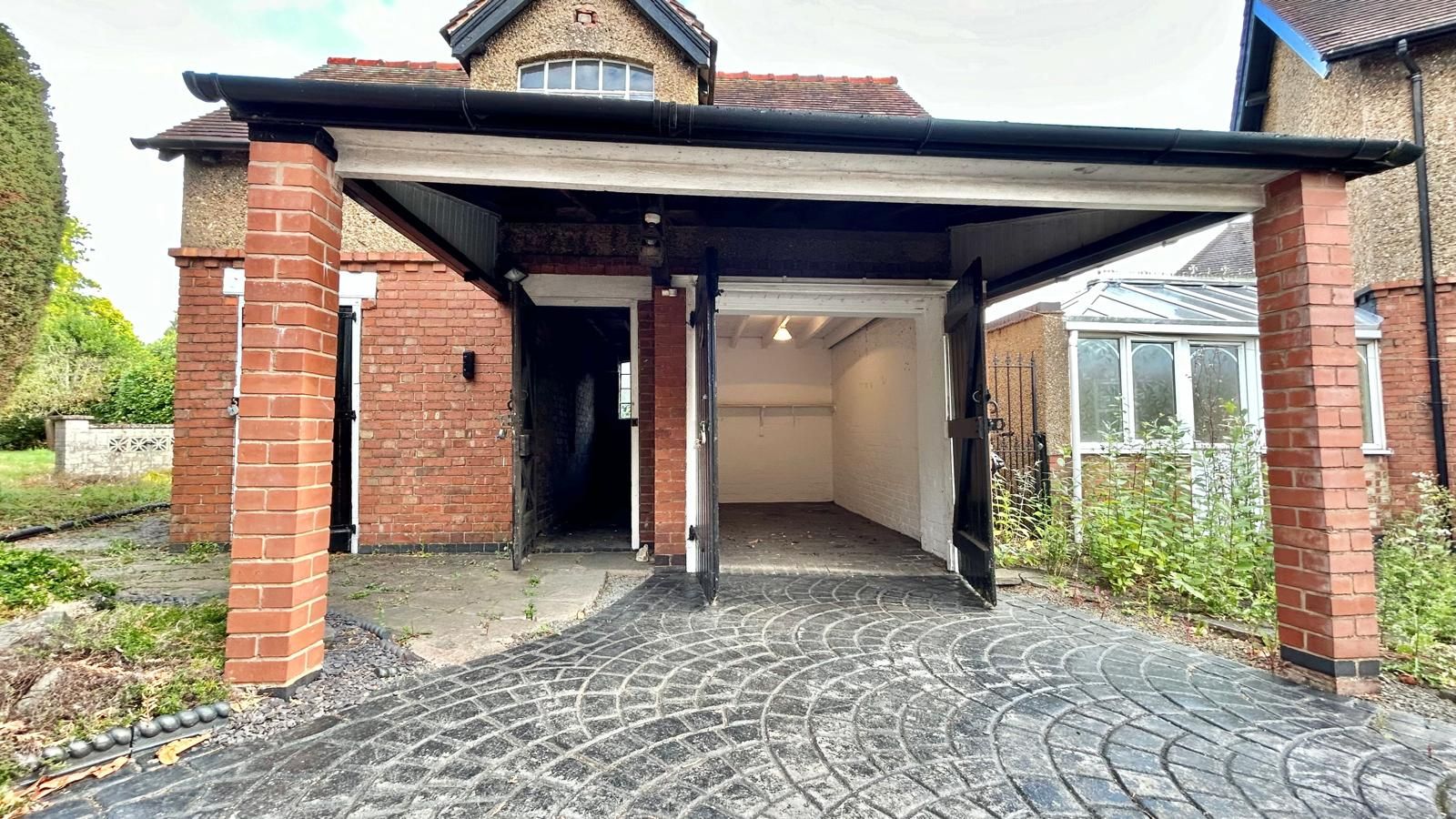 4 bedroom detached house Sold in Coventry - Photograph 29.