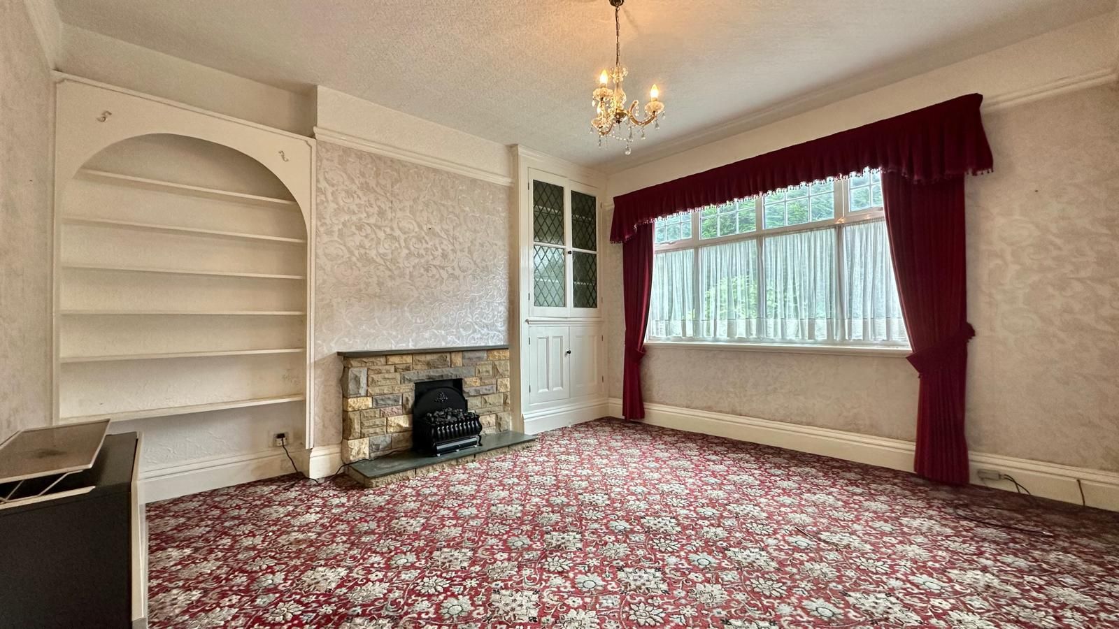 4 bedroom detached house Sold in Coventry - Photograph 4.