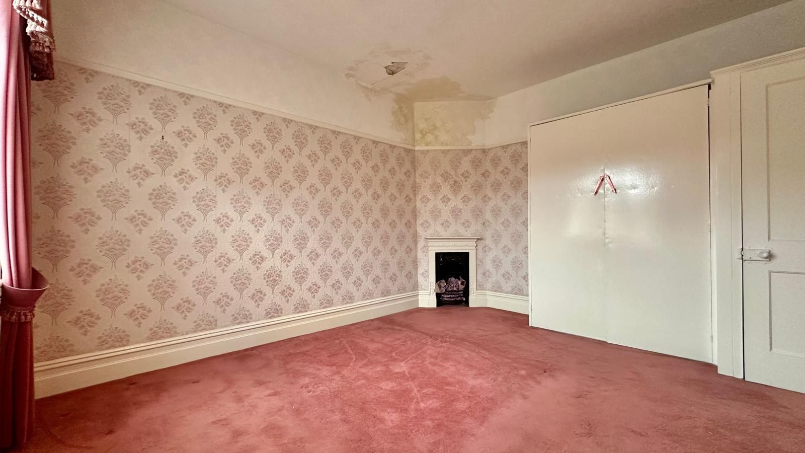 4 bedroom detached house Sold in Coventry - Photograph 14.