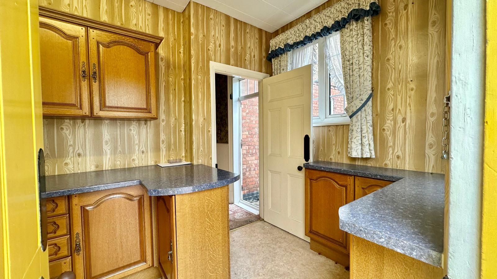 4 bedroom detached house Sold in Coventry - Photograph 10.