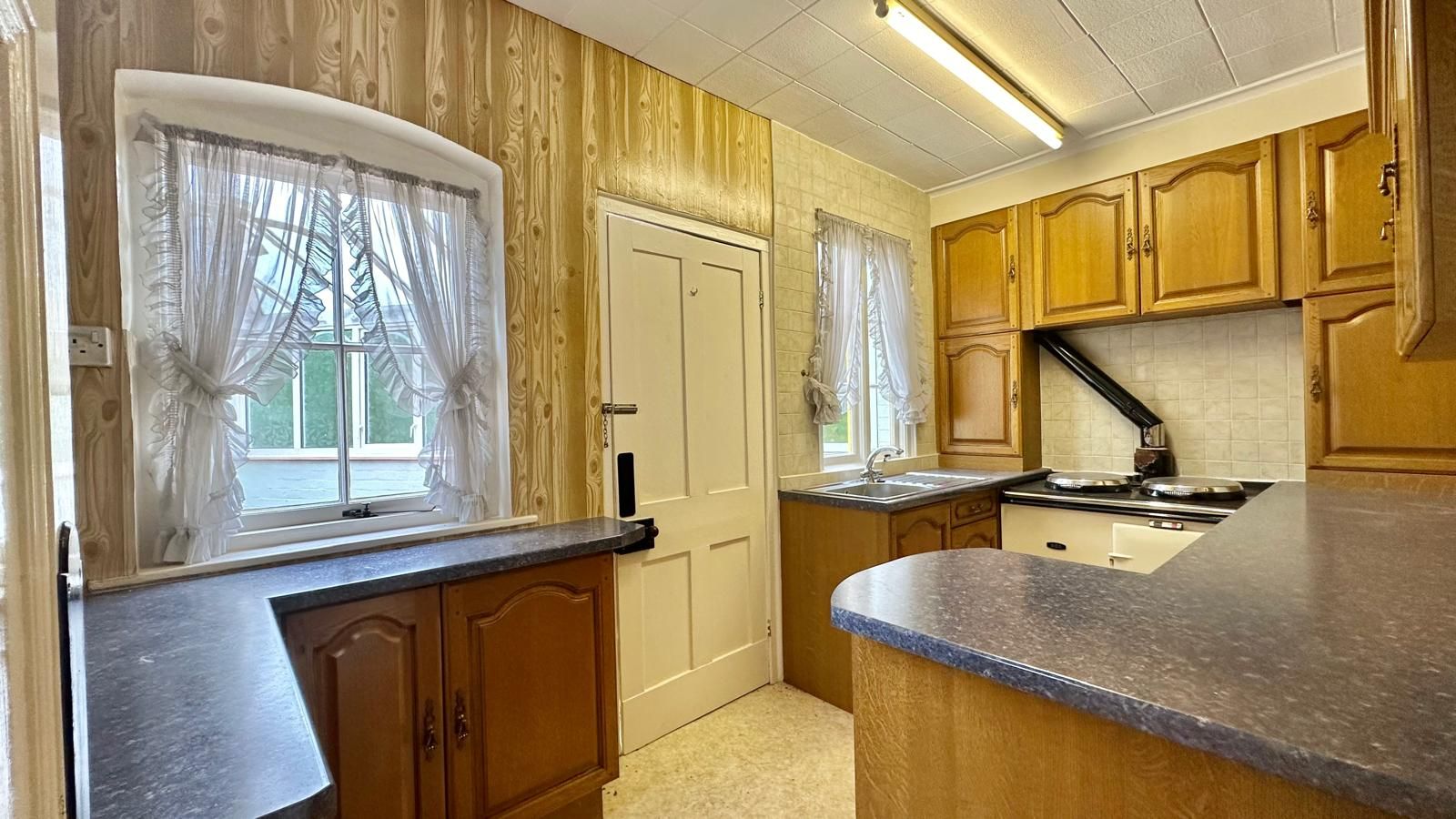 4 bedroom detached house Sold in Coventry - Photograph 9.