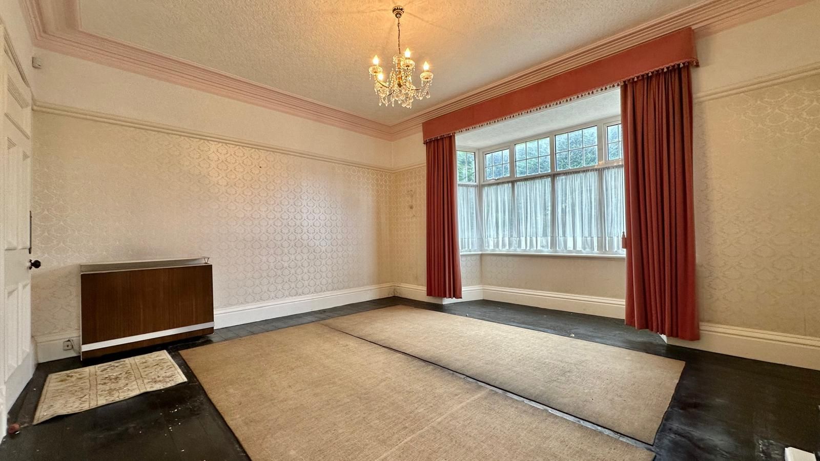 4 bedroom detached house Sold in Coventry - Photograph 7.