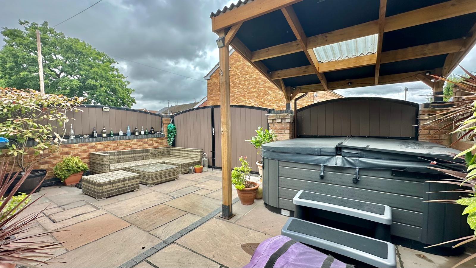 4 bedroom mid terraced house Sold in Coventry - Photograph 19.