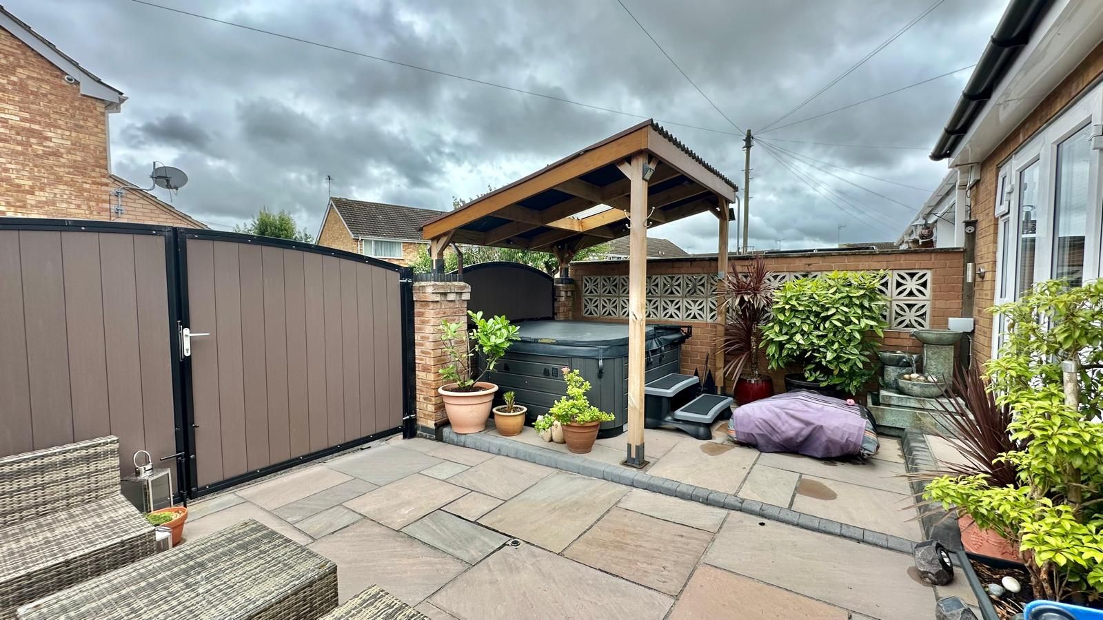 4 bedroom mid terraced house Sold in Coventry - Photograph 20.